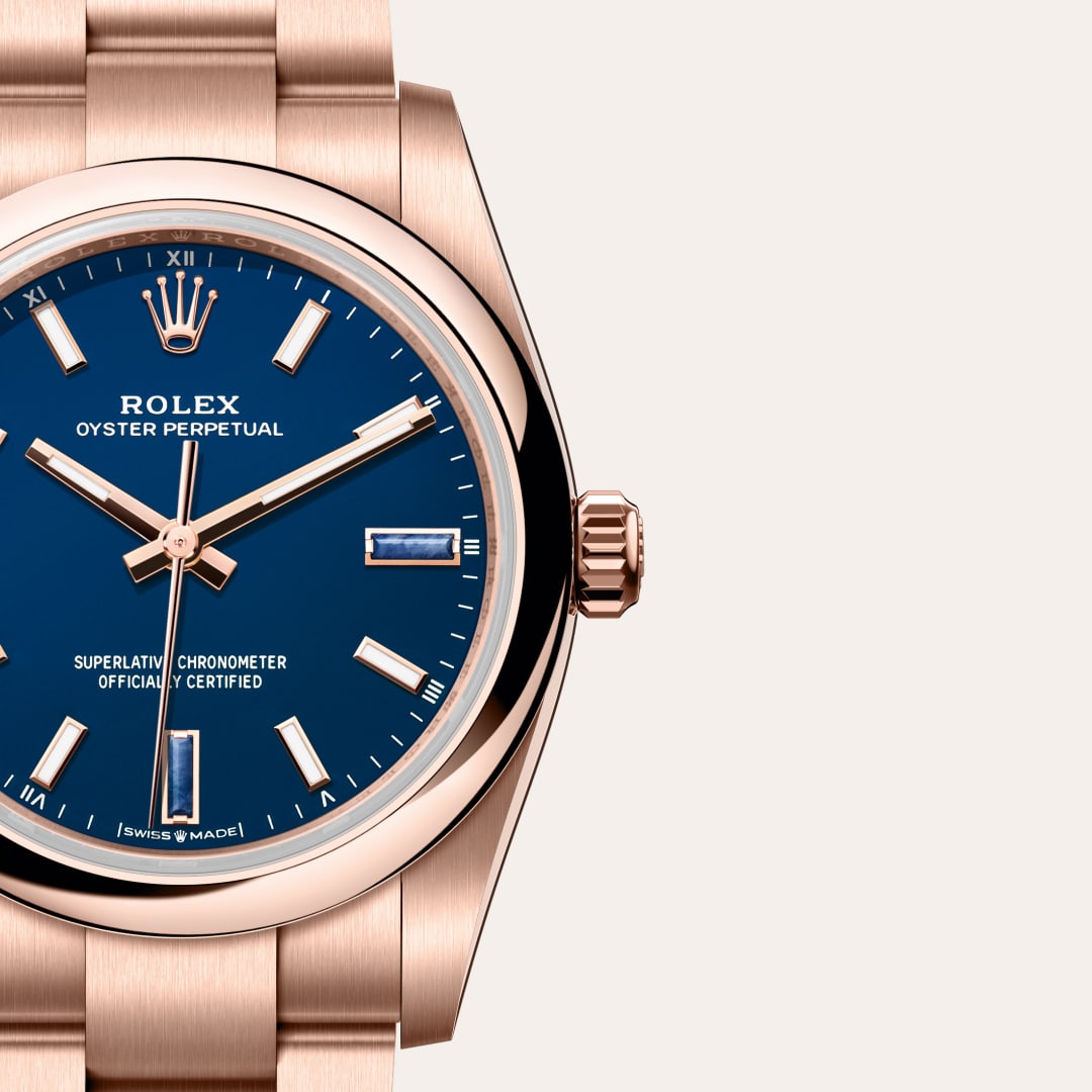 Rolex Oyster Perpetual 34 in 18 ct Everose gold with a blue stone dial, domed bezel, and Oyster bracelet.