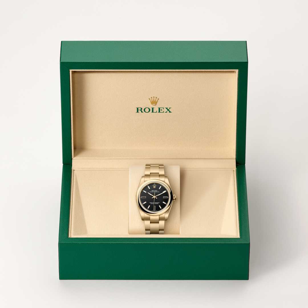 Rolex Oyster Perpetual 34 in 18 ct yellow gold with a black dial, domed bezel, and Oyster bracelet.