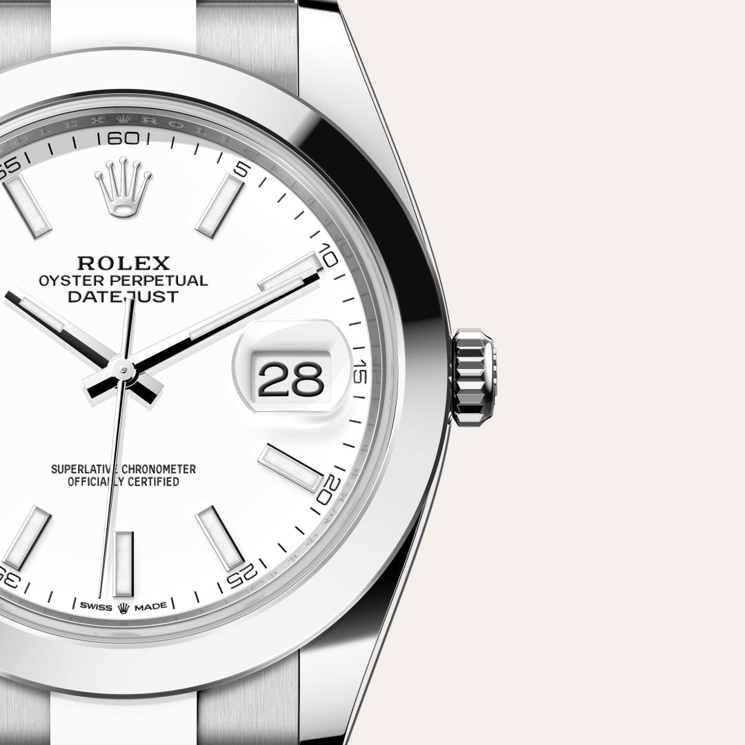 Rolex Datejust 41 in Oystersteel with a white dial, smooth bezel, and Oyster bracelet.