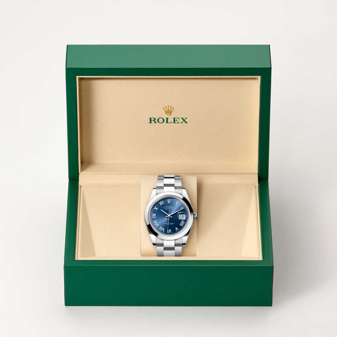 Rolex Datejust 41 in Oystersteel with a bright blue dial, smooth bezel, and Oyster bracelet.