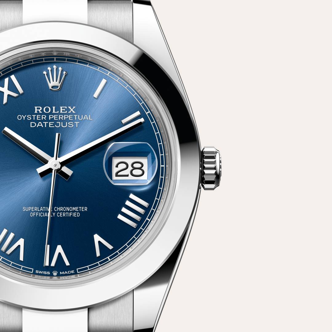 Rolex Datejust 41 in Oystersteel with a bright blue dial, smooth bezel, and Oyster bracelet.