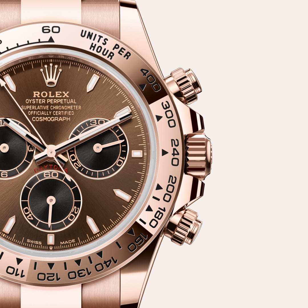 Rolex Cosmograph Daytona in 18 ct Everose gold with a bright chocolate and black dial, fixed, with engraved tachymetric scale, in 18 ct everose gold bezel, and Oyster bracelet.