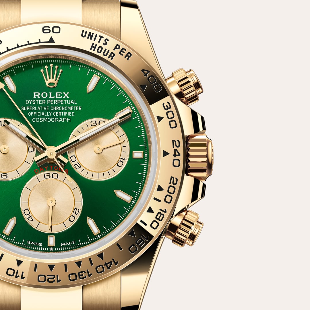 Rolex Cosmograph Daytona in 18 kt yellow gold with a bright green and golden dial, fixed, with engraved tachymetric scale, in 18 kt yellow gold bezel, and Oyster bracelet.