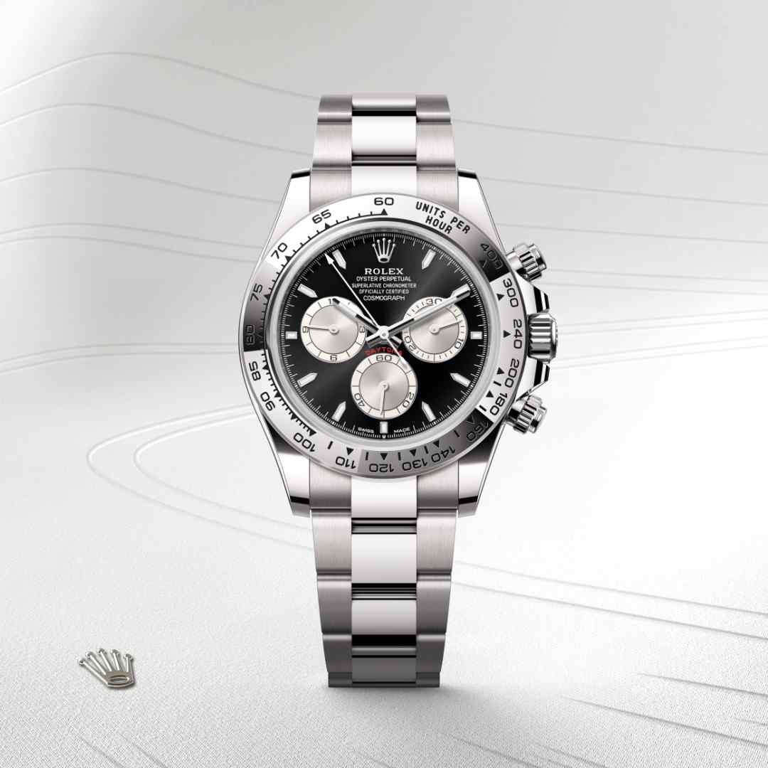 Rolex Cosmograph Daytona in 18 kt white gold with a bright black and steel dial, fixed, with engraved tachymetric scale, in 18 kt white gold bezel, and Oyster bracelet.