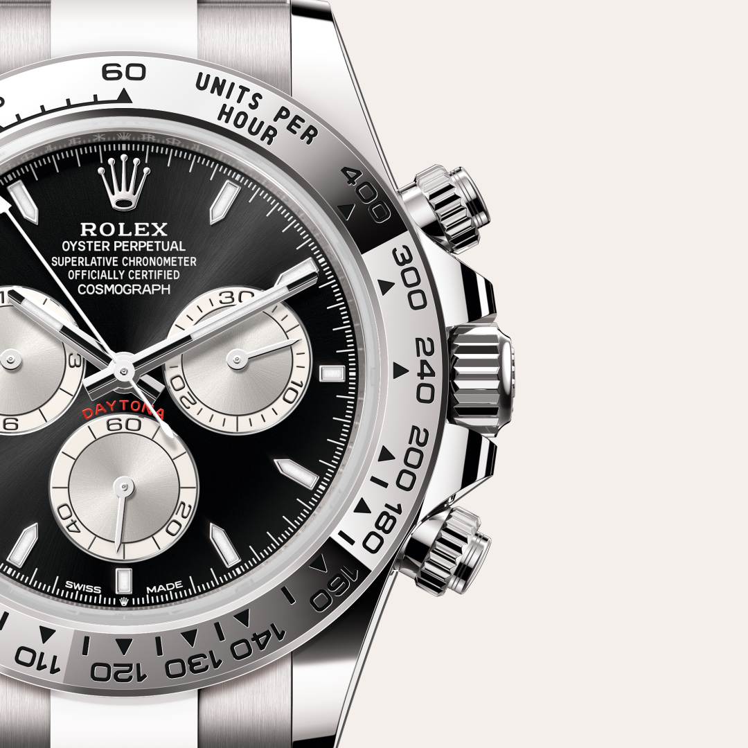 Rolex Cosmograph Daytona in 18 kt white gold with a bright black and steel dial, fixed, with engraved tachymetric scale, in 18 kt white gold bezel, and Oyster bracelet.
