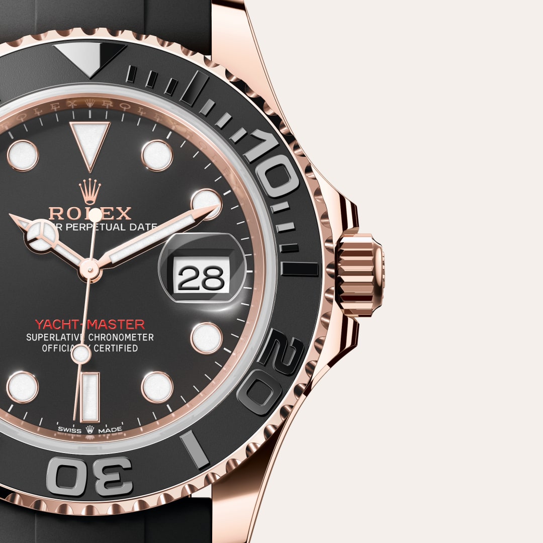Rolex Yacht-Master 40 in 18 kt Everose gold with a intense black dial, bidirectional rotatable 60-minute graduated bezel with matt black cerachrom insert in ceramic, polished raised numerals and graduations bezel, and Oysterflex bracelet.