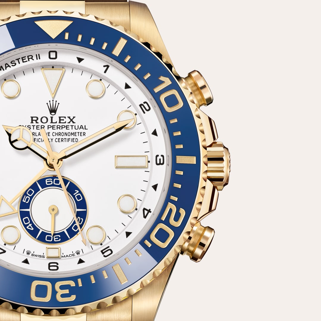 Rolex Yacht-Master II in 18 ct yellow gold with a white dial, bidirectional rotatable 60-minute graduated bezel with blue cerachrom insert in ceramic. moulded, recessed graduations and numerals coated with gold bezel, and Oyster bracelet.
