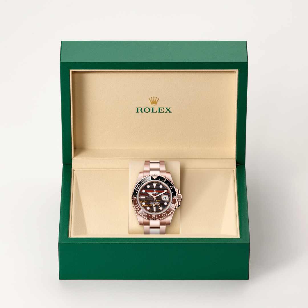 Rolex GMT-Master II in 18 kt Everose gold with a tiger iron dial, bidirectional rotatable 24-hour graduated bezel. two-colour brown and black cerachrom insert in ceramic, moulded numerals and graduations bezel, and Oyster bracelet.