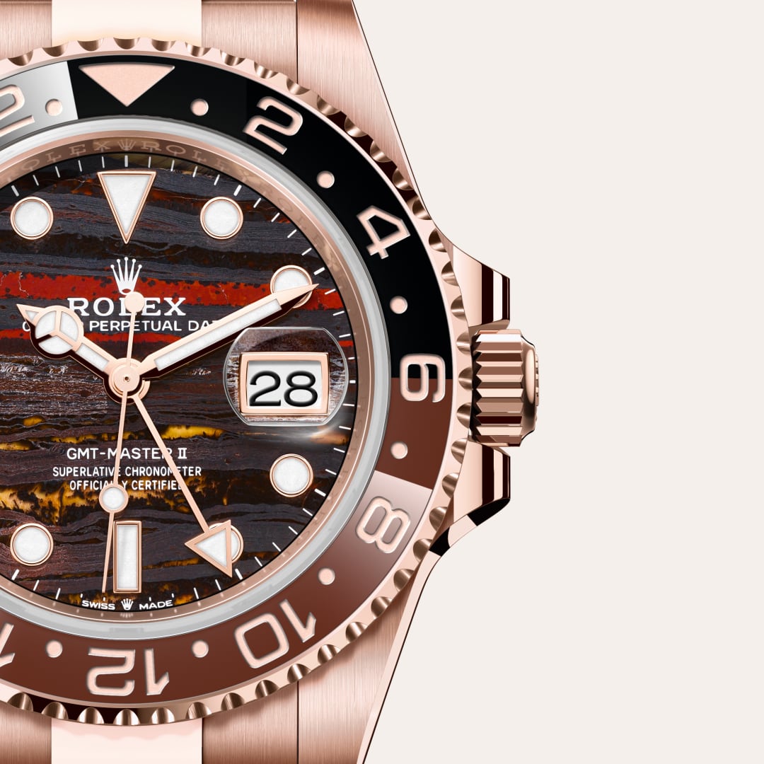 Rolex GMT-Master II in 18 kt Everose gold with a tiger iron dial, bidirectional rotatable 24-hour graduated bezel. two-colour brown and black cerachrom insert in ceramic, moulded numerals and graduations bezel, and Oyster bracelet.