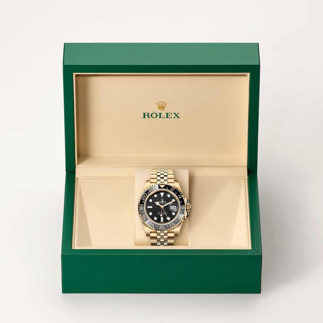 Rolex GMT-Master II in 18 kt yellow gold with a black dial, bidirectional rotatable 24-hour graduated bezel. two-colour grey and black cerachrom insert in ceramic, moulded numerals and graduations bezel, and Jubilee bracelet.