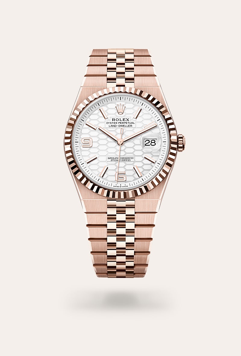 Rolex Land-Dweller 40 in 18 kt Everose gold with a intense white, honeycomb motif dial, fluted bezel, and Flat Jubilee bracelet.
