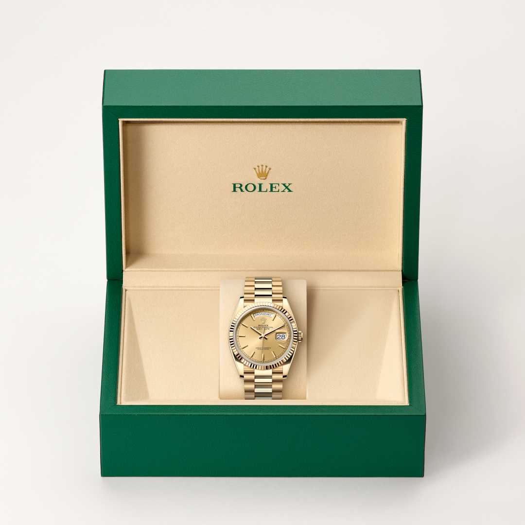 Rolex Day-Date 36 in 18 kt yellow gold with a champagne-colour dial, fluted bezel, and President bracelet.