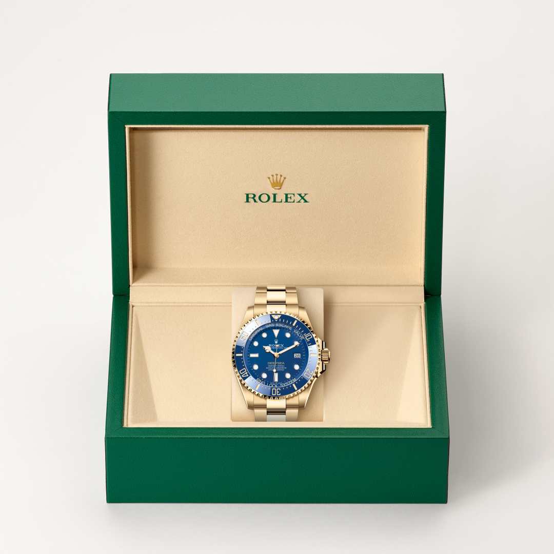 Rolex Rolex Deepsea in 18 kt yellow gold with a blue dial, unidirectional rotatable 60-minute graduated, scratch-resistant cerachrom insert in blue ceramic, numerals and graduations coated in gold bezel, and Oyster bracelet.