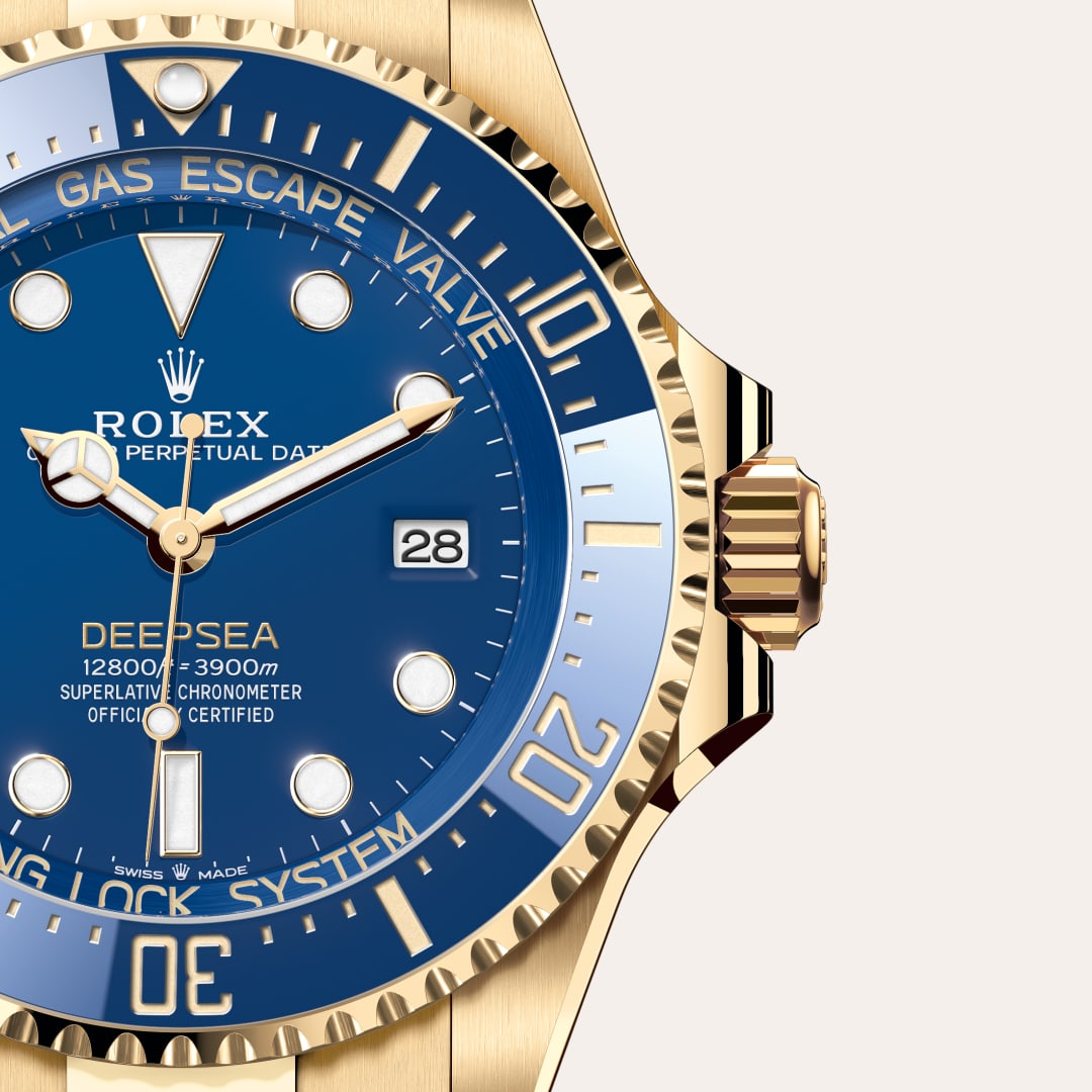 Rolex Rolex Deepsea in 18 kt yellow gold with a blue dial, unidirectional rotatable 60-minute graduated, scratch-resistant cerachrom insert in blue ceramic, numerals and graduations coated in gold bezel, and Oyster bracelet.