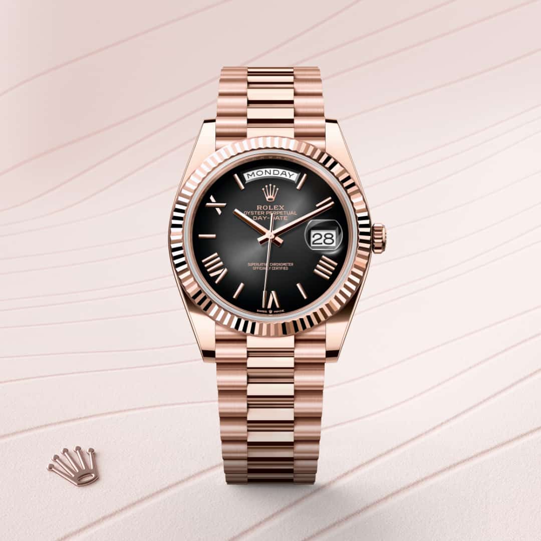 Rolex Day-Date 40 in 18 kt Everose gold with a slate ombré dial, fluted bezel, and President bracelet.