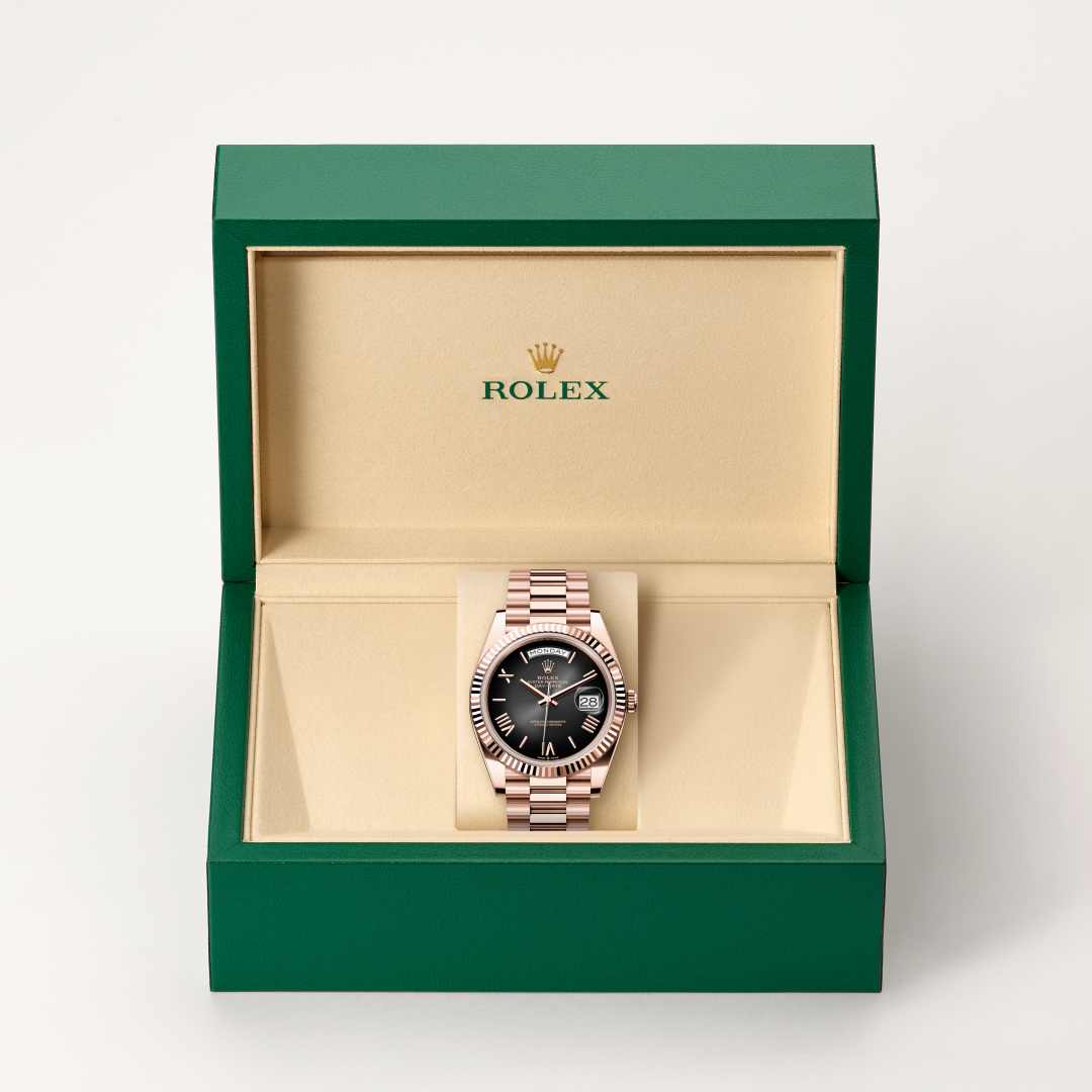 Rolex Day-Date 40 in 18 kt Everose gold with a slate ombré dial, fluted bezel, and President bracelet.