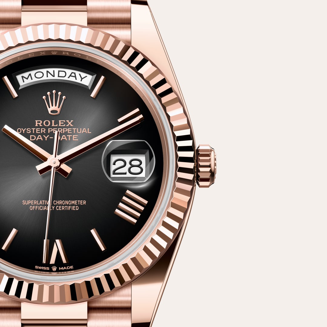 Rolex Day-Date 40 in 18 kt Everose gold with a slate ombré dial, fluted bezel, and President bracelet.