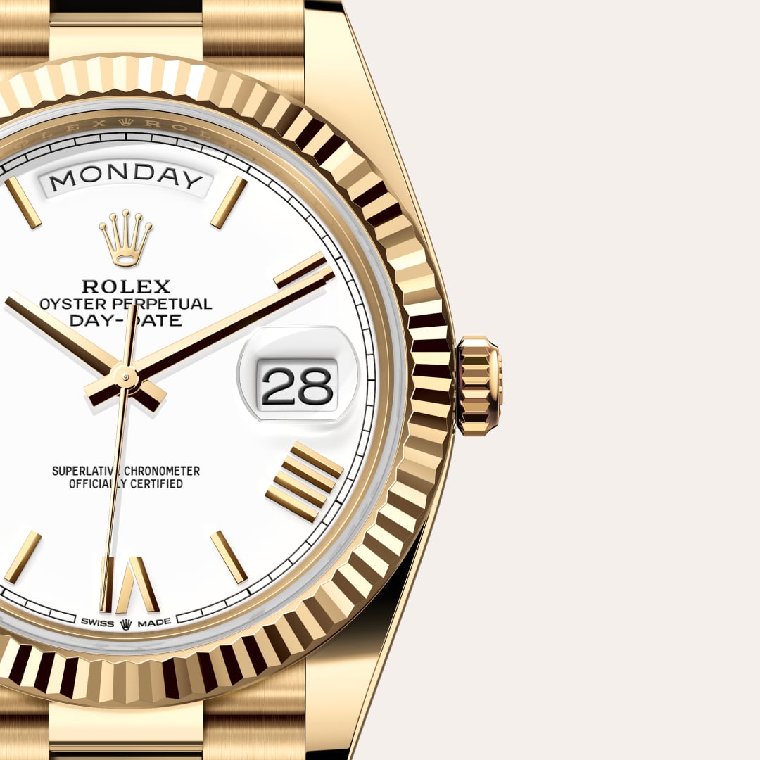 Rolex Day-Date 40 in 18 kt yellow gold with a white dial, fluted bezel, and President bracelet.