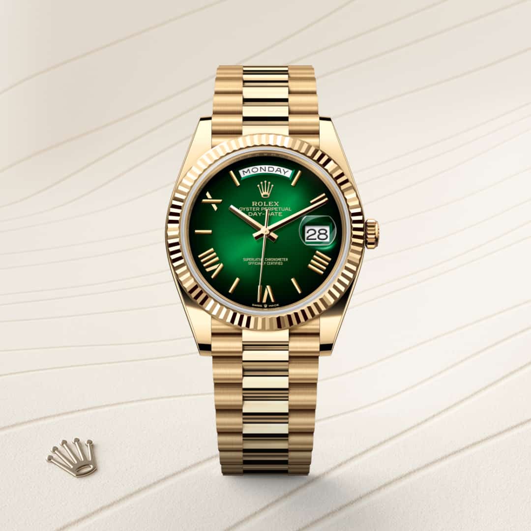 Rolex Day-Date 40 in 18 kt yellow gold with a green ombré dial, fluted bezel, and President bracelet.