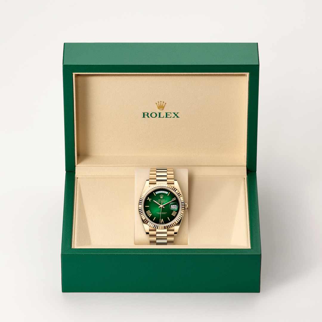 Rolex Day-Date 40 in 18 kt yellow gold with a green ombré dial, fluted bezel, and President bracelet.