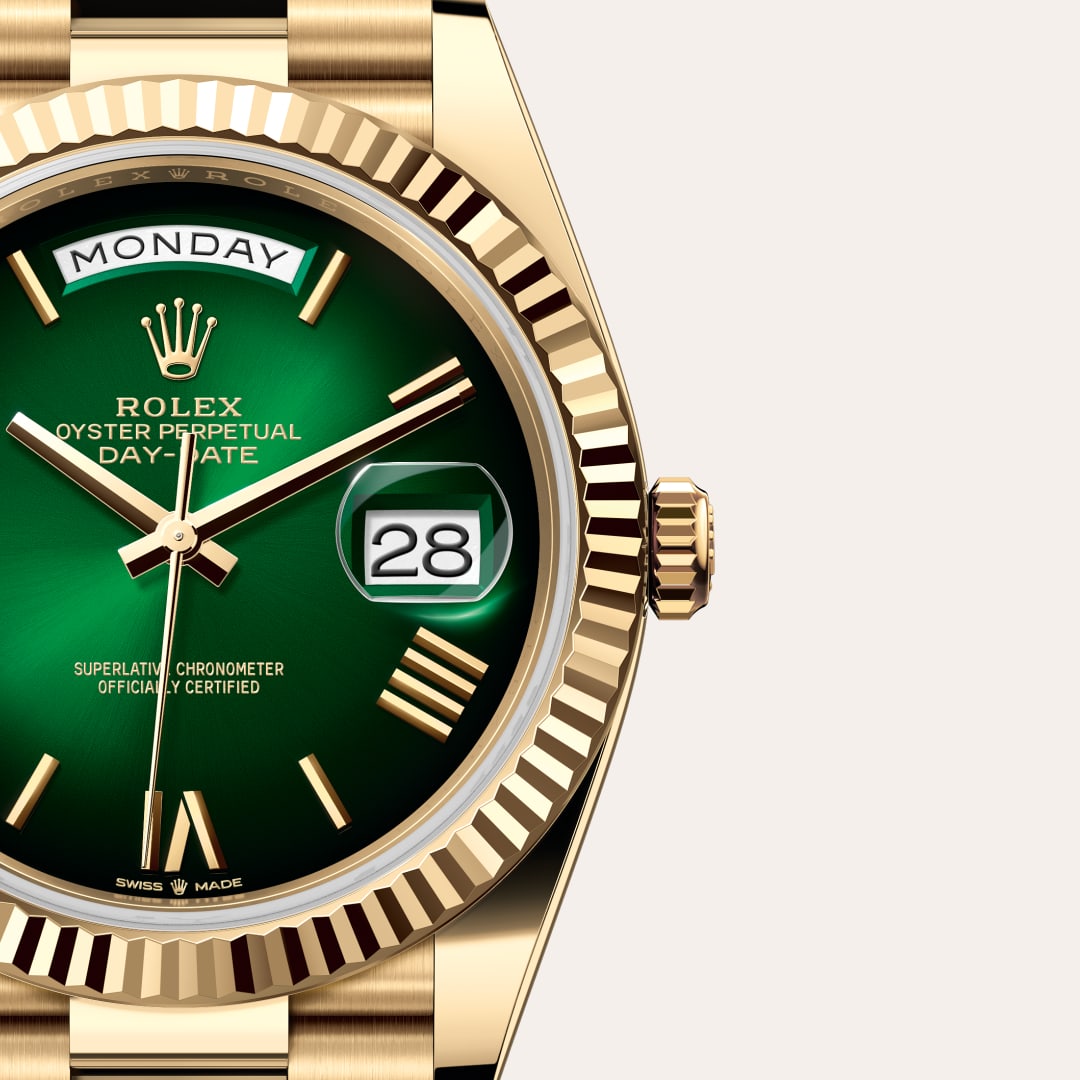 Rolex Day-Date 40 in 18 kt yellow gold with a green ombré dial, fluted bezel, and President bracelet.