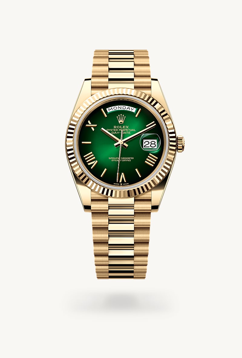 Rolex Day-Date 40 in 18 kt yellow gold with a green ombré dial, fluted bezel, and President bracelet.