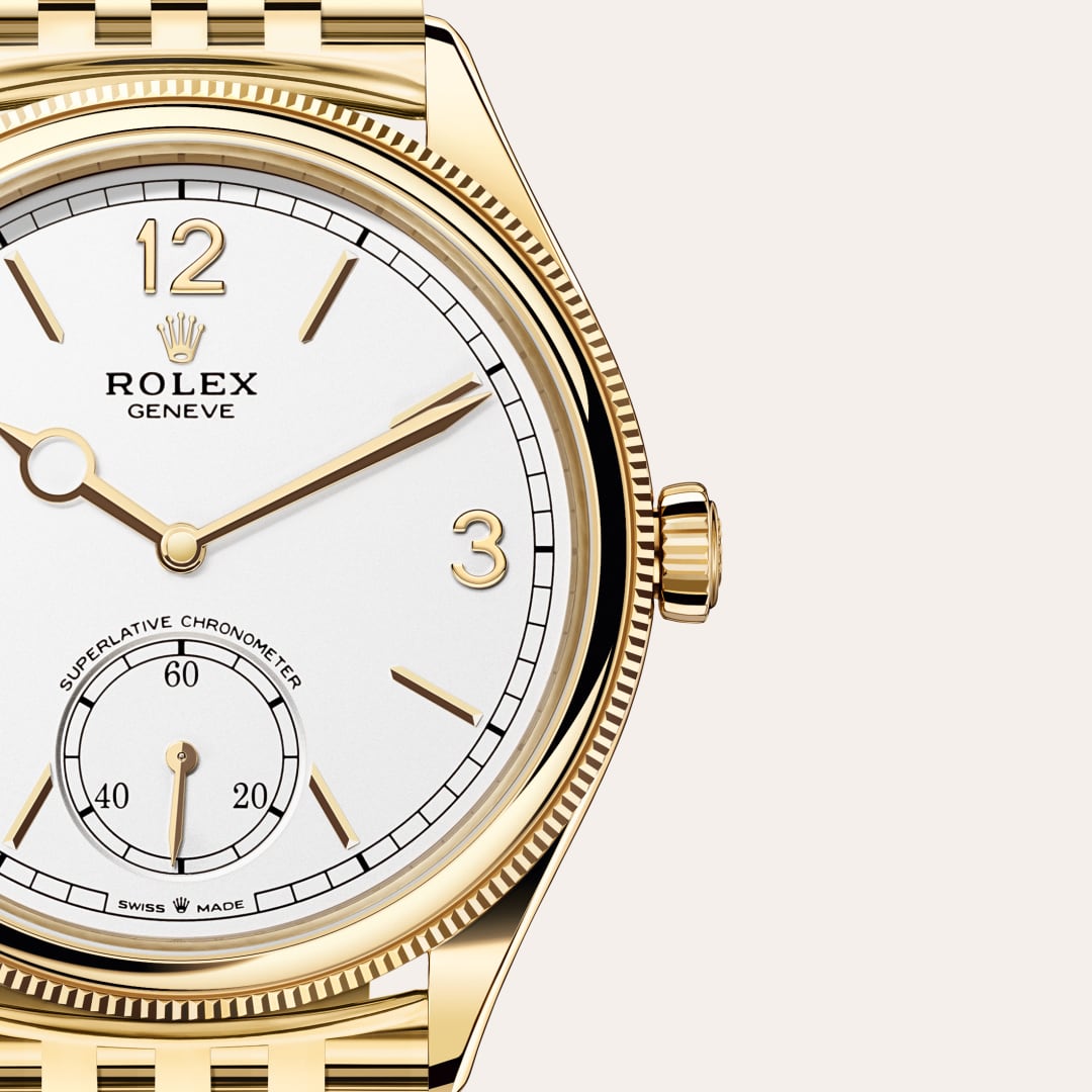 Rolex 1908 in 18 kt yellow gold with a intense white dial, domed and fluted bezel, and Settimo bracelet.
